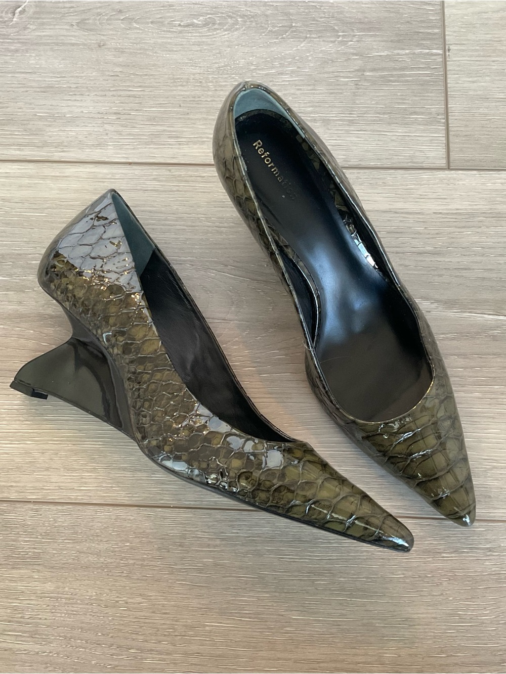 REFORMATION Willa Pointed Toe Pump In Dark Olive Snake Embossed Size 8